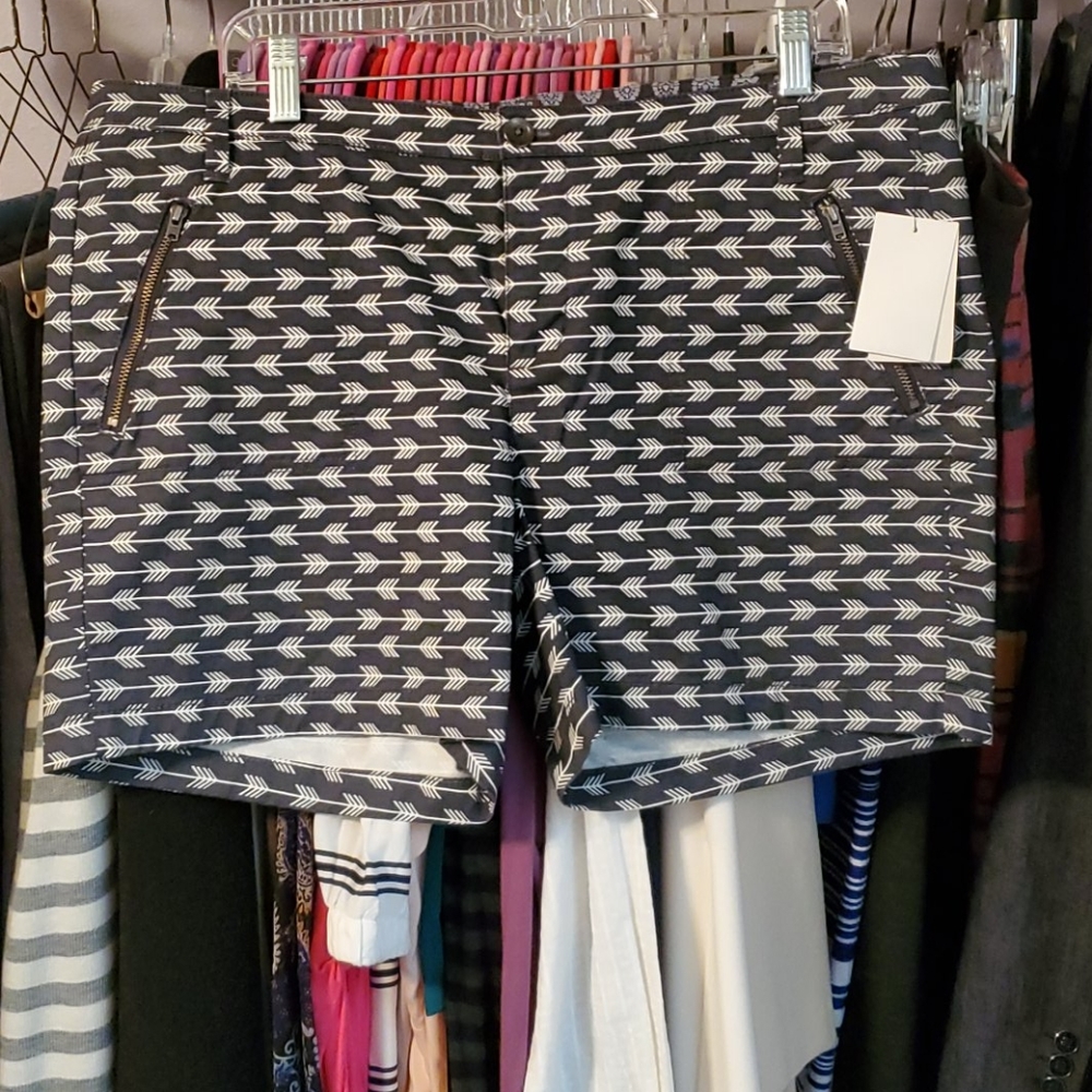 Calling gray and white canvas shorts